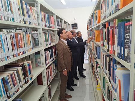 بازدید فرماندار از کتابخانه